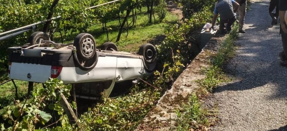 Si ribalta mentre percorre le strade di campagna e rimane incastrato nell'auto